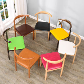 Mode-moderne Esszimmer-Stühle, farbiges Leder, das Stühle mit den Holzbeinen speist