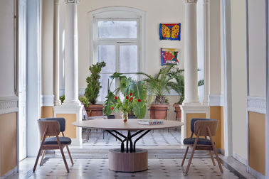 Hölzerner Speisetisch und Stühle stellten moderne Esszimmer-Möbel ein